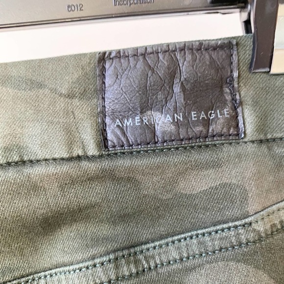 AMERICAN EAGLE OUTFITTERS Women's Green Camo Distressed Skinny Ankle Jeans sz 6R - Picture 9 of 9
